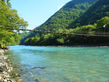 Abhazya 'da bir dağ nehri üzerindeki asma köprü. 