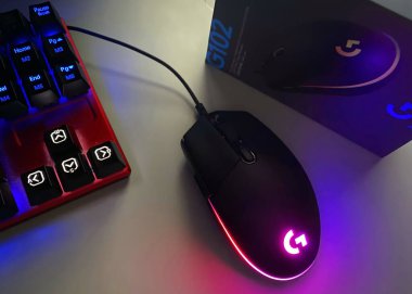 Bilgisayar oyunu faresinin RGB aydınlatması. Güzel bir bilgisayar masaüstü oluşturmak için güzel bir arka ışık