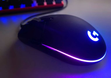 Bilgisayar oyunu faresinin RGB aydınlatması. Güzel bir bilgisayar masaüstü oluşturmak için güzel bir arka ışık
