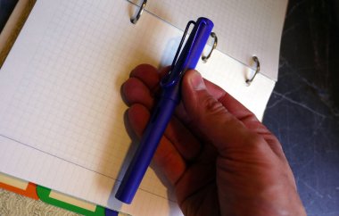 Bir insanın elindeki dolmakalem.