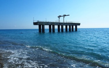 Karadeniz 'de terk edilmiş bir iskele. Denizin sularında terk edilmiş bir bina