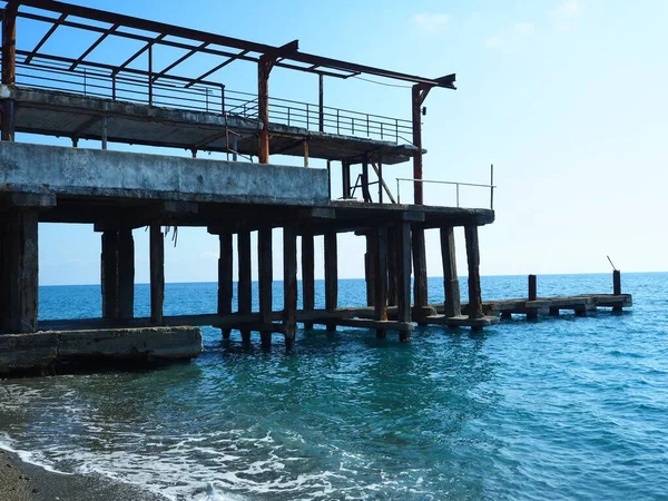 Muelle Abandonado Mar Negro Edificio Abandonado Las Aguas Del Mar — Foto de Stock