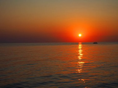 Karadeniz 'de güzel bir gün batımı. Güzel bir yaz gününde gün batımı