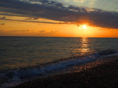 Karadeniz 'de güzel bir gün batımı. Güzel bir yaz gününde gün batımı