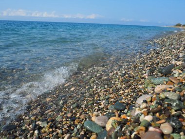 Karadeniz 'de çakıl taşları olan sahil.