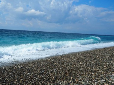 Karadeniz 'de çakıl taşları olan sahil.