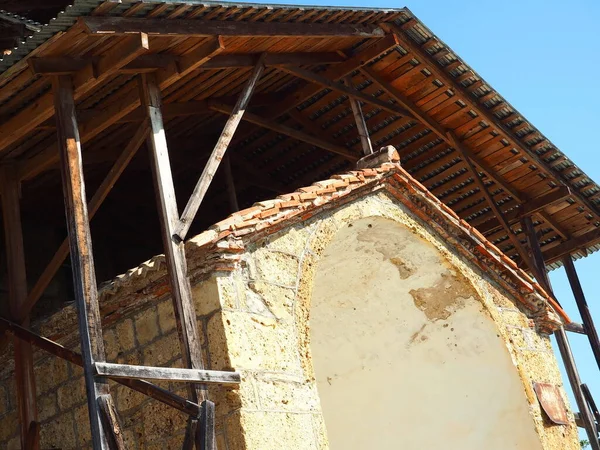 Abhazya 'nın eski ve eski mimarisi. Doğanın arka planına karşı güzel ve eski mimari