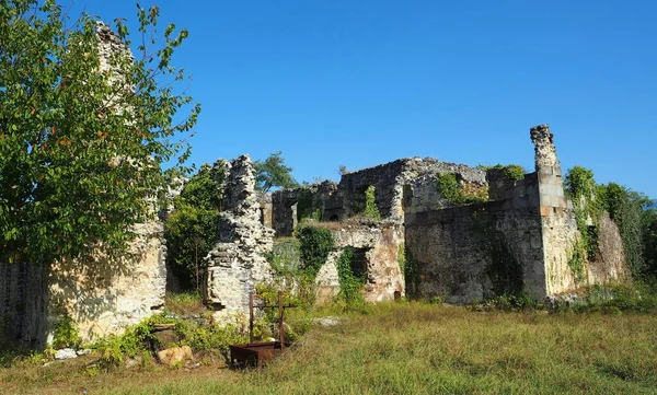 Abhazya 'nın eski ve eski mimarisi. Doğanın arka planına karşı güzel ve eski mimari
