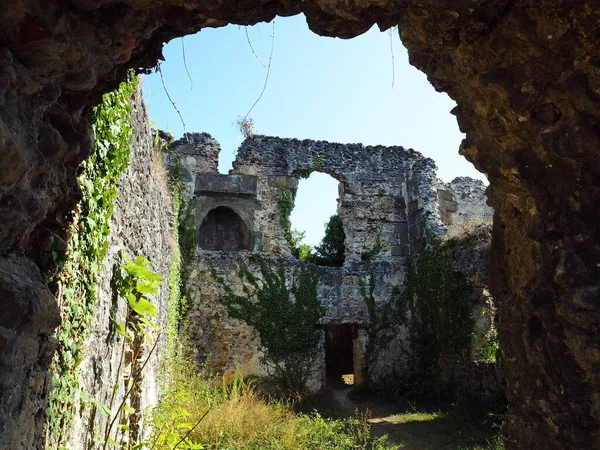 Abhazya 'nın eski ve eski mimarisi. Doğanın arka planına karşı güzel ve eski mimari