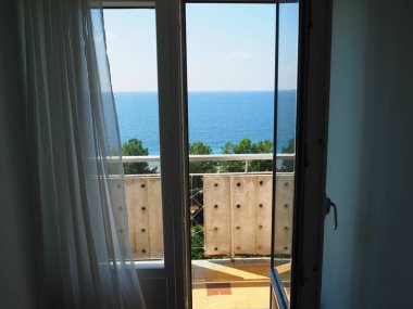 Otelin içi, Abhazya 'daki pansiyon. Kumsala yakın Karadeniz 'de bir otel.