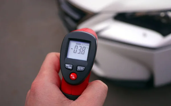 Bir nesnenin sıcaklığını ölçmek için Pyrometer.