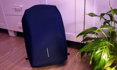 Şehir için modern bir sırt çantası. Seyahat ve iş gezileri için her görev için bir sırt çantası.