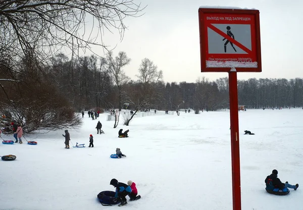 İnsanlar kızağın üstünde kayıyor.. 