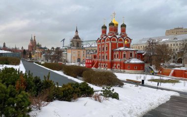 Moskova 'da kışın karla kaplı park. 