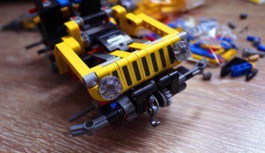 Bir çocuğun oyuncak üreticisini monte etmek.