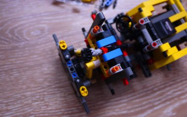 Bir çocuğun oyuncak üreticisini monte etmek.