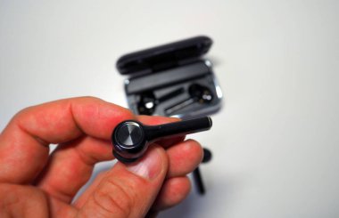 Popüler müzik için kablosuz kulaklıklar. Akıllı telefonunuzdan müzik dinlemek için bluetooth kulaklıklar