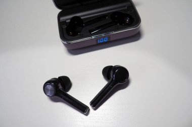 Popüler müzik için kablosuz kulaklıklar. Akıllı telefonunuzdan müzik dinlemek için bluetooth kulaklıklar