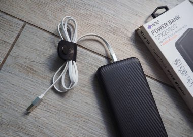 Şarj ekipmanları için dış batarya. Akıllı telefonları ve tabletleri şarj etmek için kullanılır..