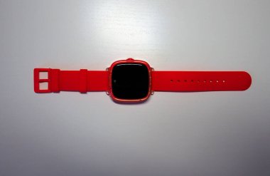 Çocuk akıllı bir saat takıyor. Çocuğun elindeki saat çok güzel..