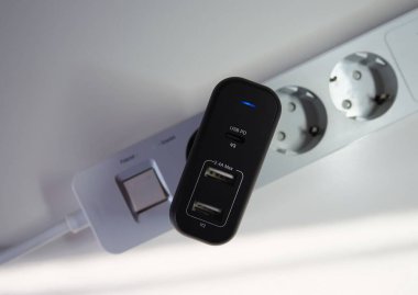 Akıllı telefonunuzu şarj etmek için ağ adaptörü.