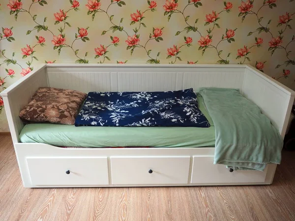 Uyumak için yatak, detaylar ve yakın çekim. Yatak iç kısımda.