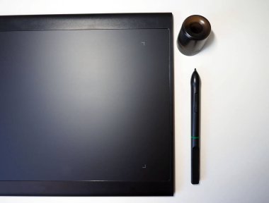 Grafik tableti çiziyor ve kullanıyor