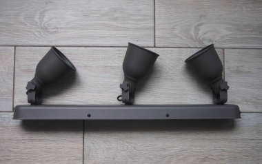 Gri renkli çoraplı tavan lambası.