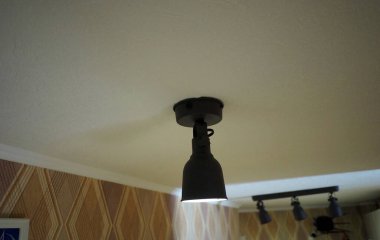 Gri renkli çoraplı tavan lambası.