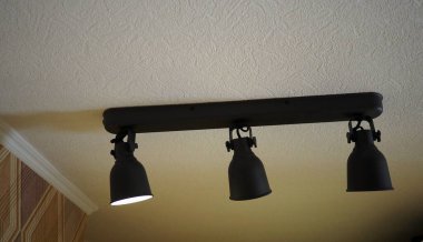 Gri renkli çoraplı tavan lambası.