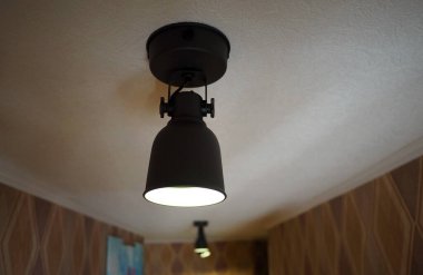 Gri renkli çoraplı tavan lambası.