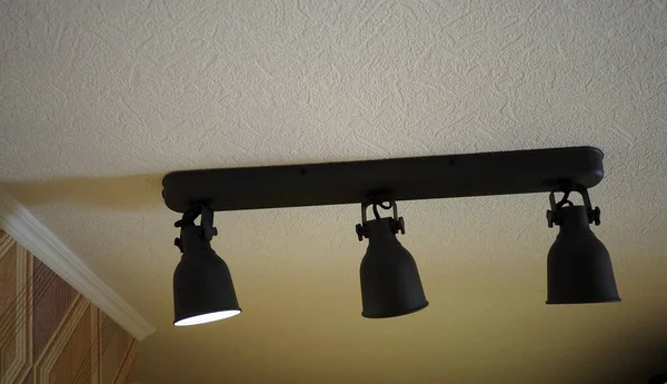 Gri renkli çoraplı tavan lambası.