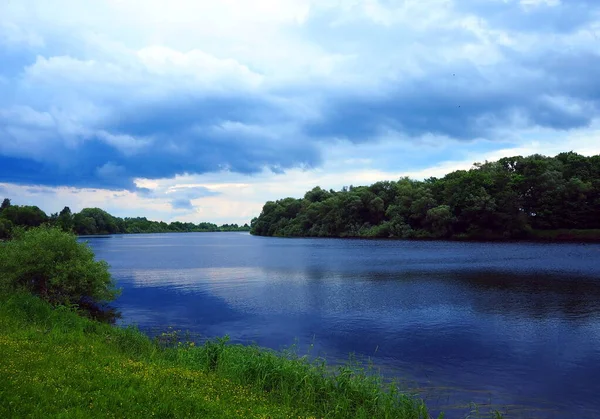 Río Azul Fluye Través Del Bosque — Foto de Stock