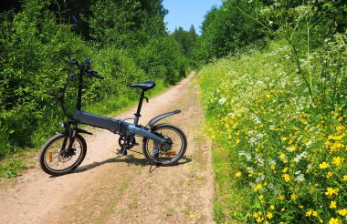 Şehirde ve doğada seyahat etmek için bir bisiklet.. 
