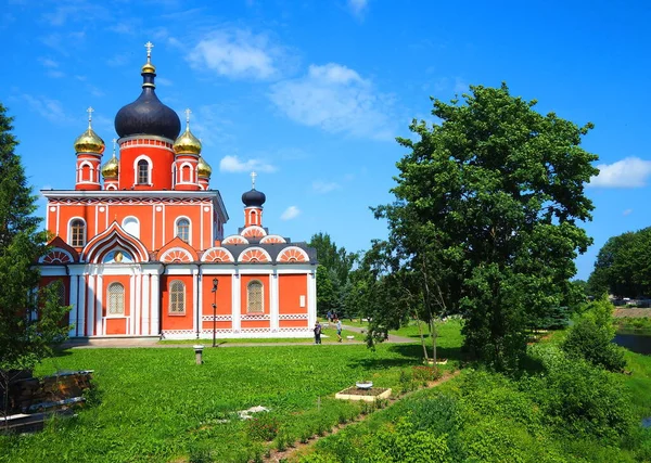 Staraya Russa Şehrindeki Ortodoks Kilisesi Resimli Bir Yerde Güzel Bir — Stok fotoğraf