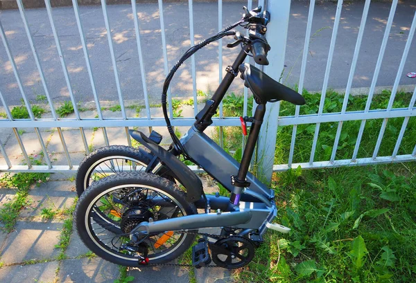 Faltrad Für Die Stadt City Bike Typ Mit Klapprahmen lizenzfreie Stockfotos