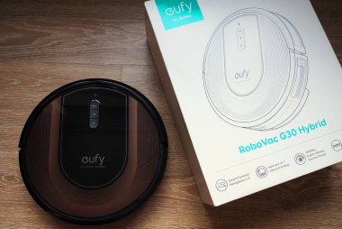 Ev detayları ve yakın çekim için robot elektrikli süpürge. Modern bir evin robot elektrik süpürgesi.