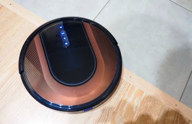 Evi temizlemek için robot bir elektrikli süpürge. Detaylar ve modern robot elektrik süpürgesinin yakın plan görüntüleri..
