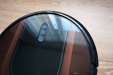 Evi temizlemek için robot bir elektrikli süpürge. Detaylar ve modern robot elektrik süpürgesinin yakın plan görüntüleri..