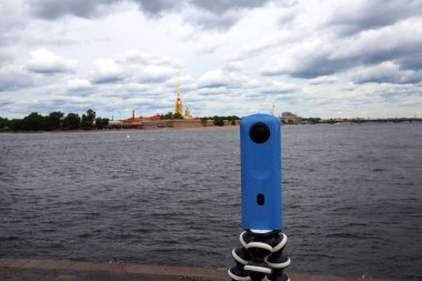 Doğayı ve nesneleri çekmek için aksiyon kamerası. Nesneleri vurmak için küçük kamera.      