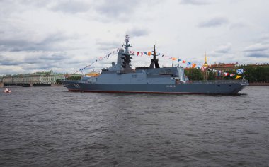 St. Petersburg 'da savaş gemileri geçit töreninde. Gemiler bulutlu bir havada nehirde yelken açar..