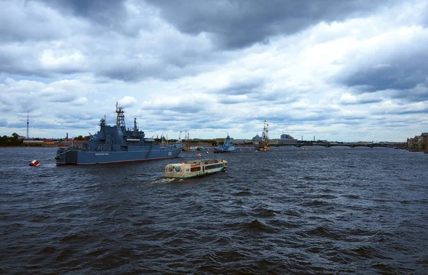 Barcos Guerra Desfile San Petersburgo Los Barcos Navegan Río Clima — Foto de Stock