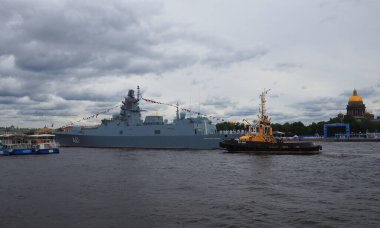 Gemiler Neva Nehri 'nde yelken açıyor. St. Petersburg 'da gemiler yelken açıyor.