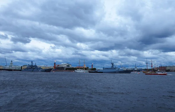 船只在涅瓦河上航行 船只在圣彼得堡市航行 — 图库照片