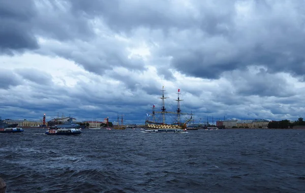 Los Barcos Navegan Por Río Neva Barcos Navegan Ciudad San — Foto de Stock