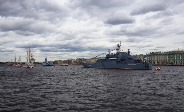 船只在涅瓦河上航行 船只在圣彼得堡市航行 — 图库照片