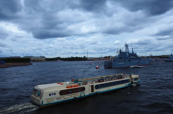 Los Barcos Navegan Por Río Neva Barcos Navegan Ciudad San — Foto de Stock