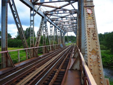 Nehrin üzerinde eski bir demiryolu köprüsü.