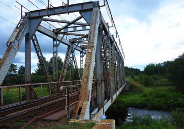 Nehrin üzerinde eski bir demiryolu köprüsü.