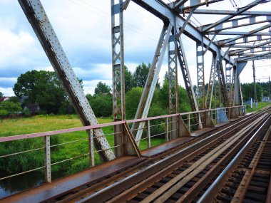 Nehrin üzerinde eski bir demiryolu köprüsü.